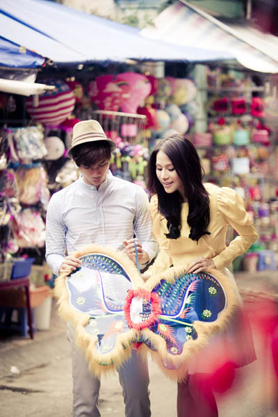 Th&aacute;i H&agrave; v&agrave; Ph&uacute;c Vinh dạo phố đ&egrave;n lồng